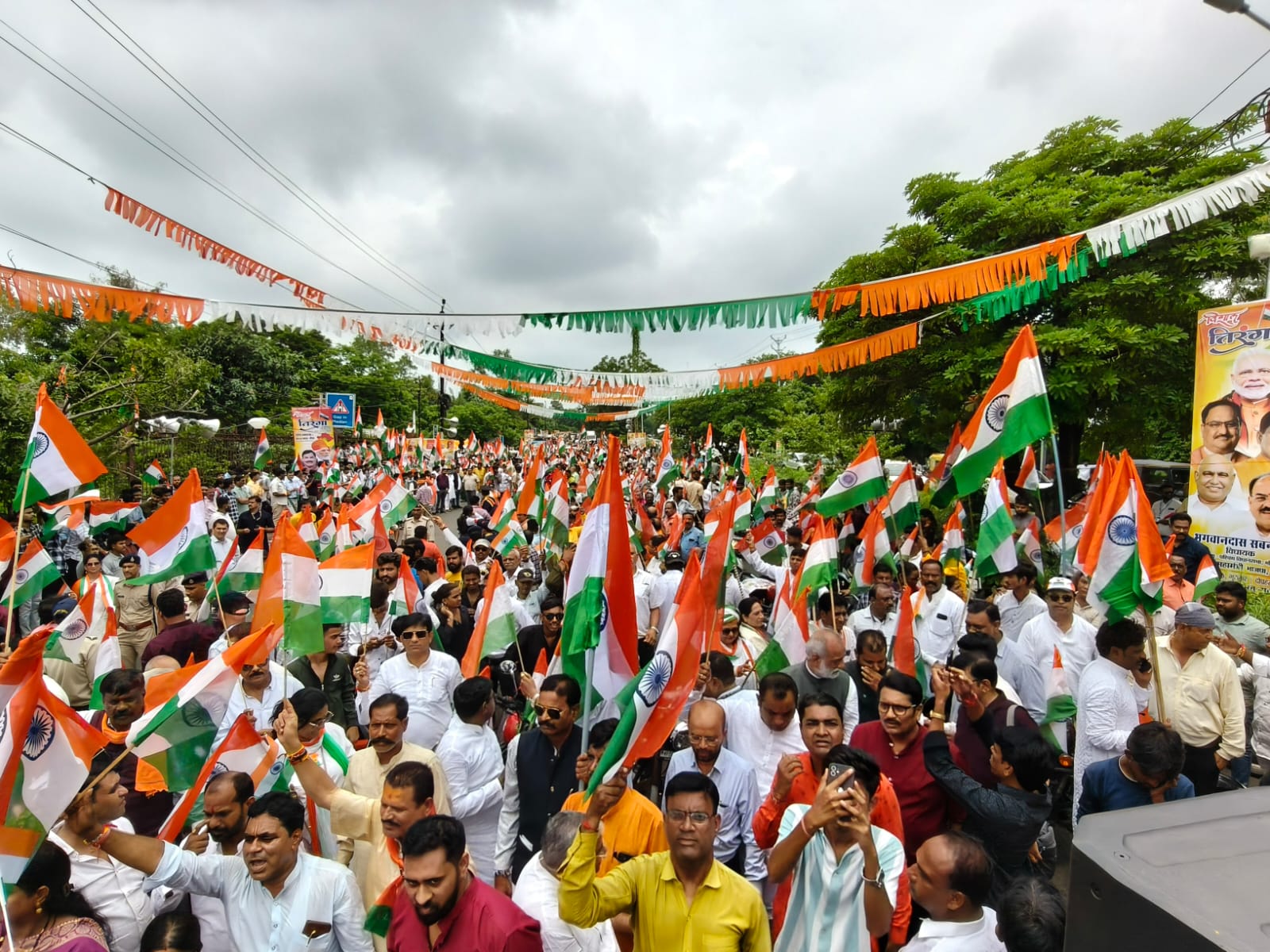 बड़े तालाब की लहरों पर मुख्यमंत्री ने लहराया तिरंगा - सीएम की अगुवाई में निकली तिरंगा यात्रा 4 1755154955 WhatsApp Image 2025 08 14 at 12.12.37